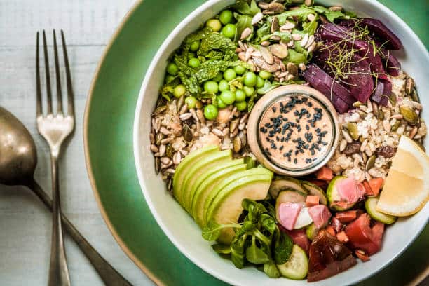 Salade composée pour un repas équilibré après une grossesse