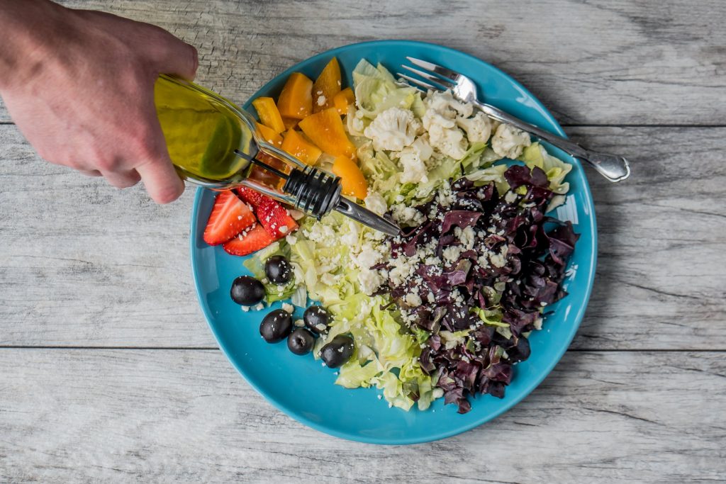 Salade de crudités assaisonnée à l'huile d'olive