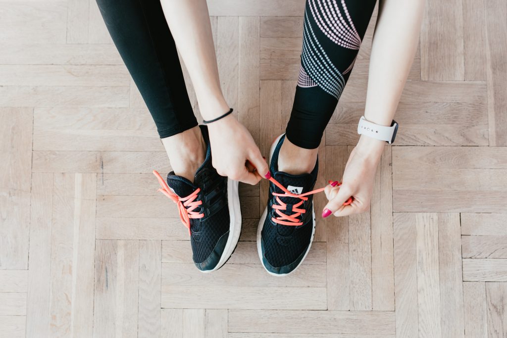 Jeune femme qui enfile ses baskets pour faire du sport et mincir